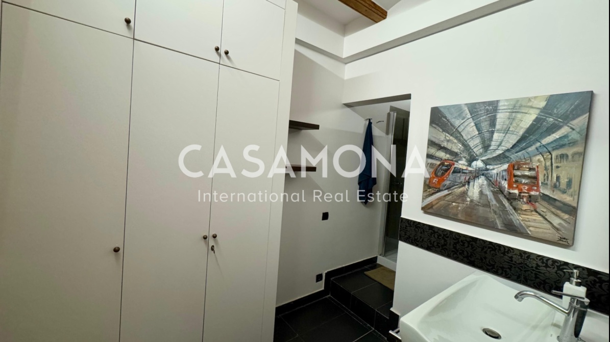 (SOLD) Elegant apartament de 2 dormitoris amb ascensor i balcons francesos al Born