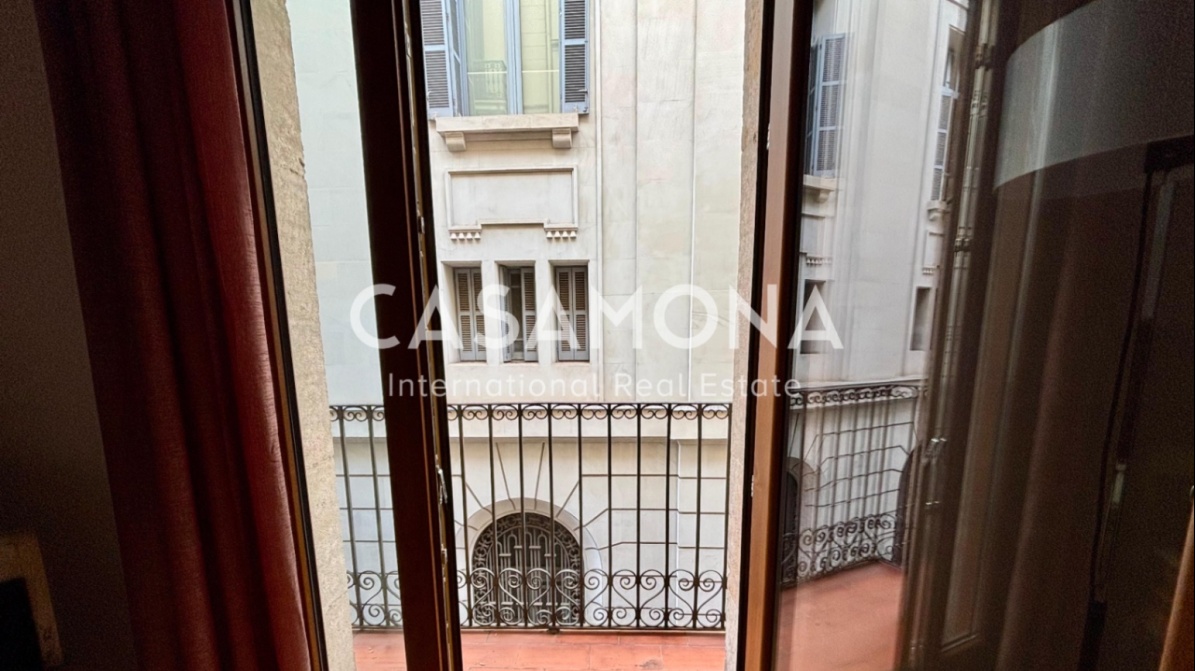 (SOLD) Elegant apartament de 2 dormitoris amb ascensor i balcons francesos al Born