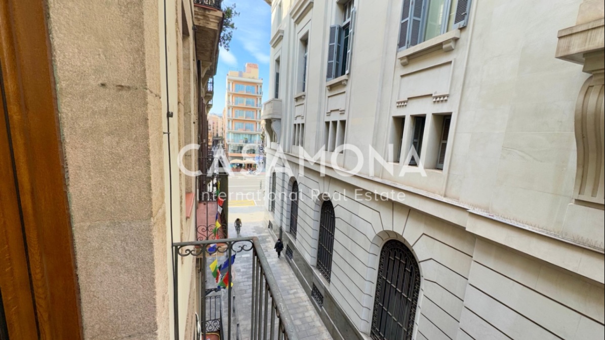(SOLD) Elegante apartamento de 2 dormitorios con ascensor y balcones franceses en El Born (SOLD) Elegante apartamento de 2 dormitorios con ascensor y balcones franceses en El Born