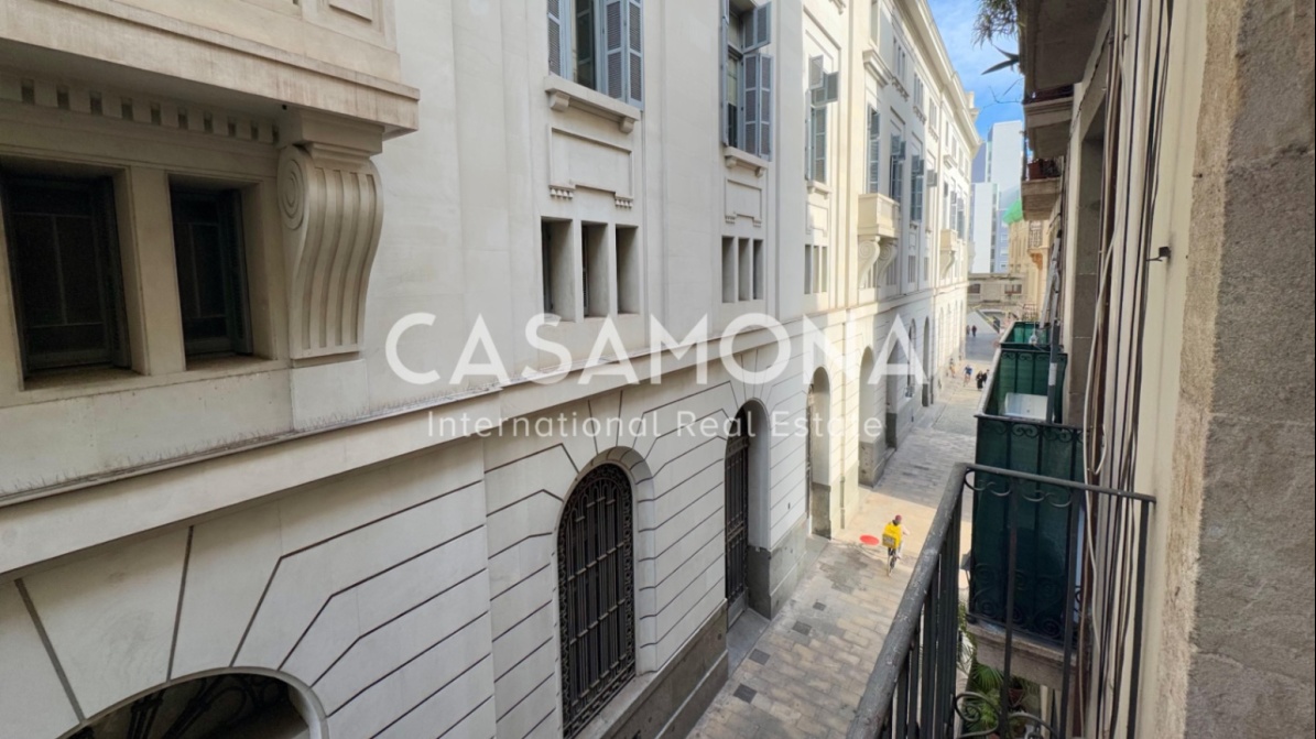 (SOLD) Elegant apartament de 2 dormitoris amb ascensor i balcons francesos al Born