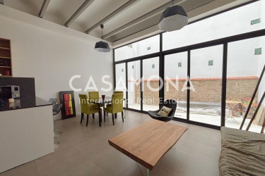 Duplex lumineux et spacieux de 3 chambres avec terrasse, garage et patios confortables à El Clot