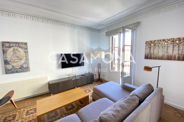 Beautiful 3 Bedroom Apartment with Open Plan Layout and Balconies close to Placa de Catalunya