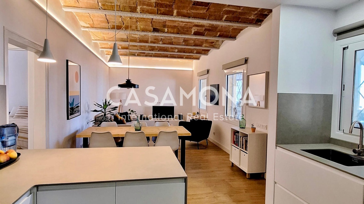 Moderno apartamento de 2 dormitorios con terraza privada y características catalanas en Poble Nou