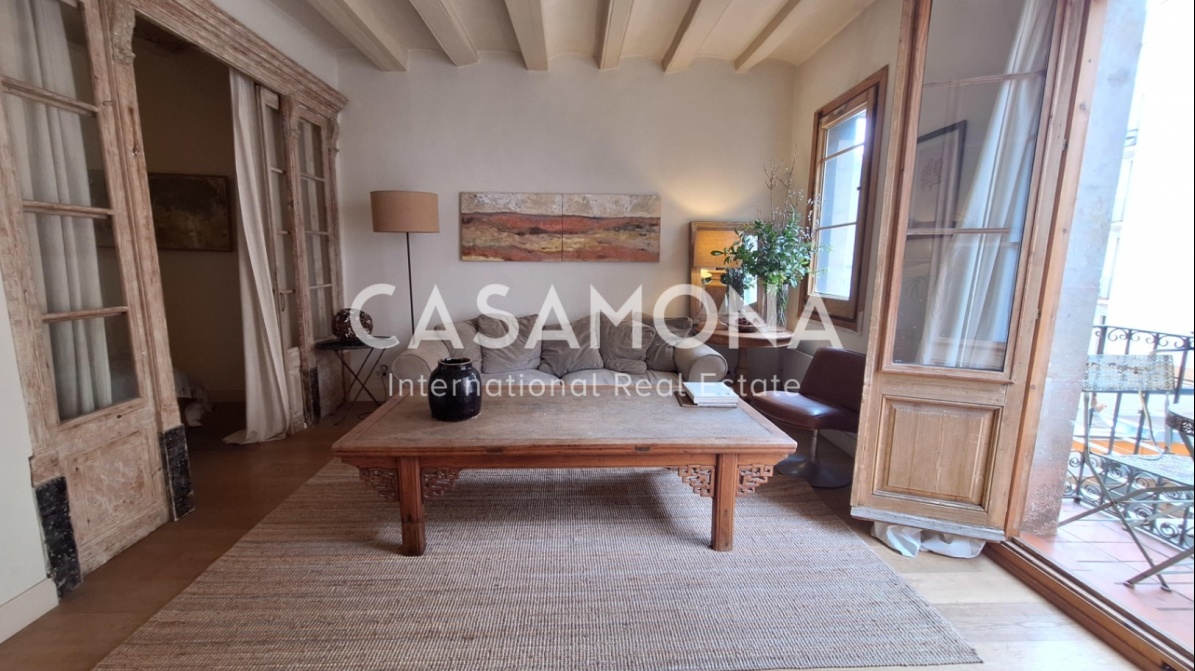 Bohemian Retreat with Balcony in the Heart of the Gothic Quarter