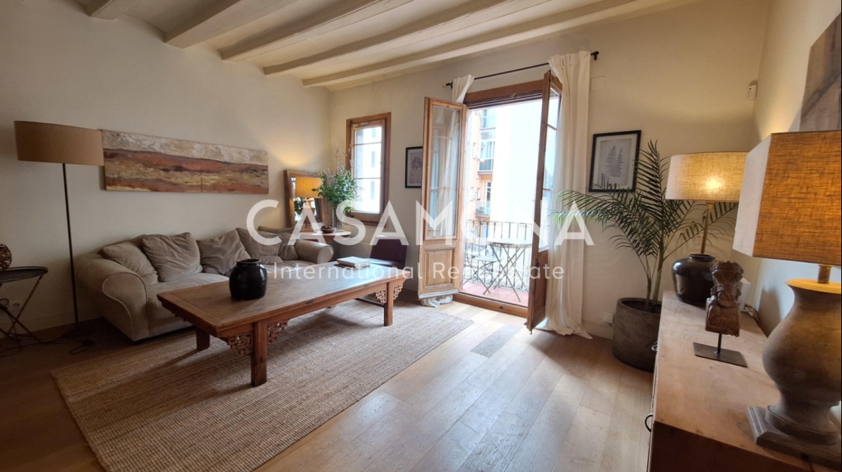 Bohemian Retreat with Balcony in the Heart of the Gothic Quarter