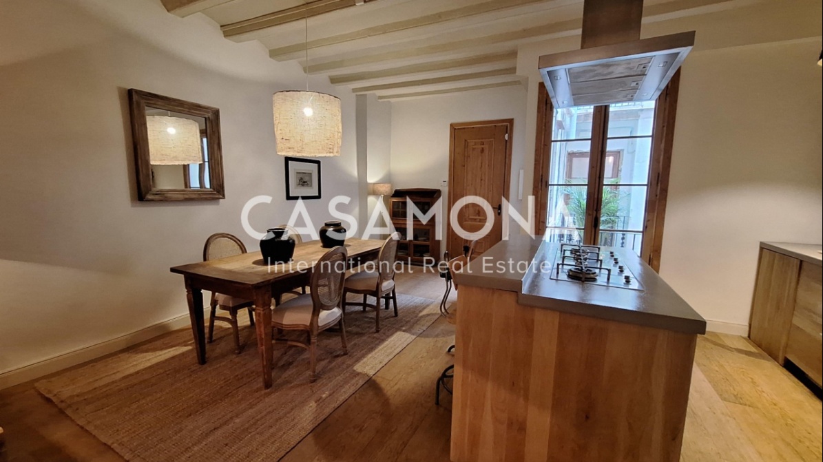 Bohemian Retreat with Balcony in the Heart of the Gothic Quarter