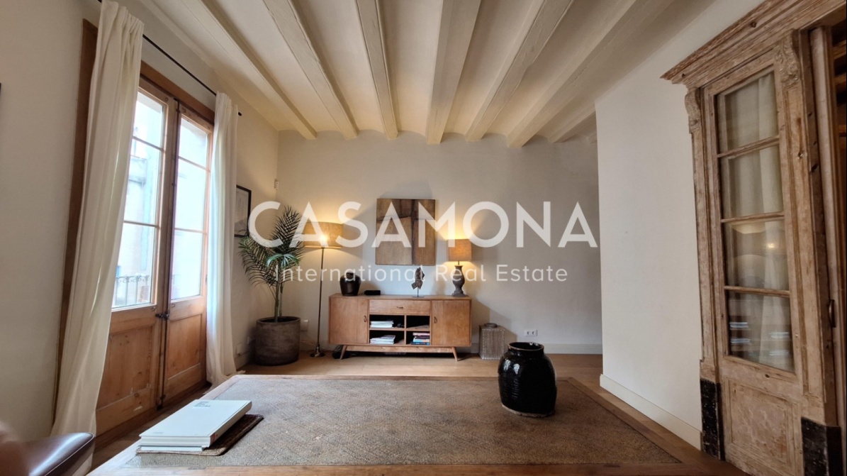 Bohemian Retreat with Balcony in the Heart of the Gothic Quarter