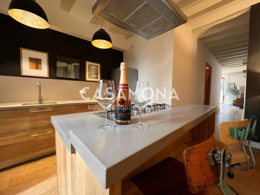 Bohemian Retreat with Balcony in the Heart of the Gothic Quarter