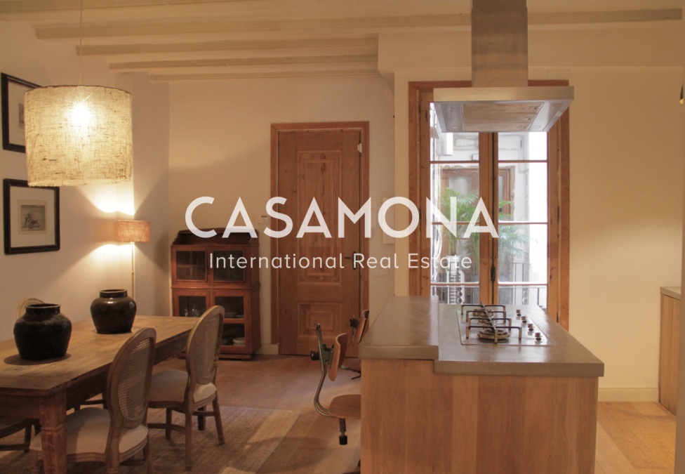 Bohemian Retreat with Balcony in the Heart of the Gothic Quarter