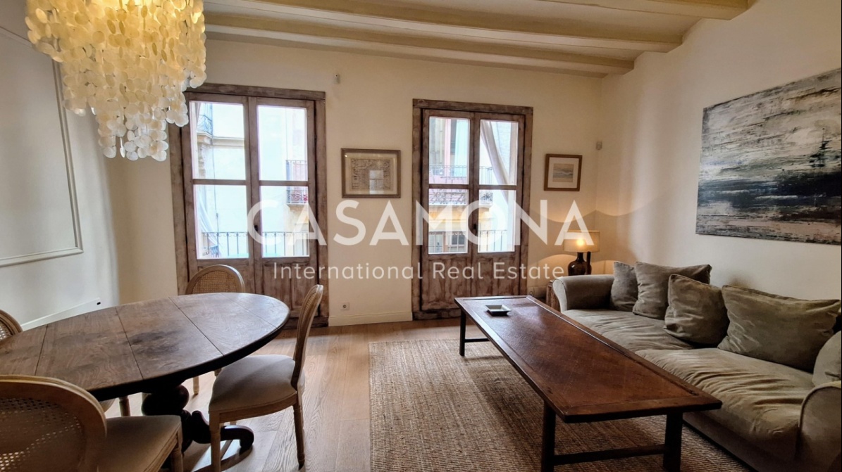 Charming Bohemian Hideaway with Balcony in the Heart of the Gothic Quarter
