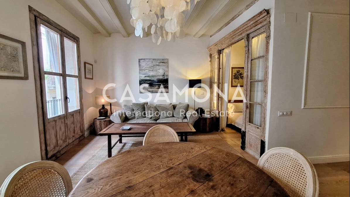 Charming Bohemian Hideaway with Balcony in the Heart of the Gothic Quarter