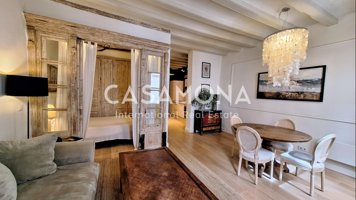 Charming Bohemian Hideaway with Balcony in the Heart of the Gothic Quarter