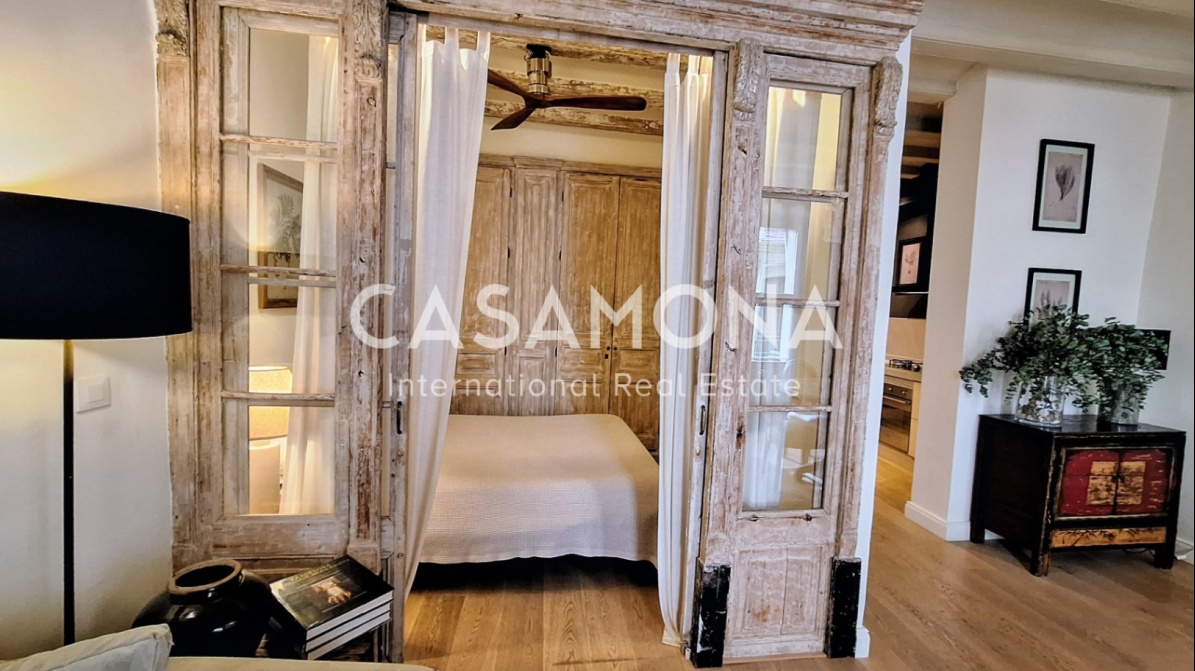 Charming Bohemian Hideaway with Balcony in the Heart of the Gothic Quarter