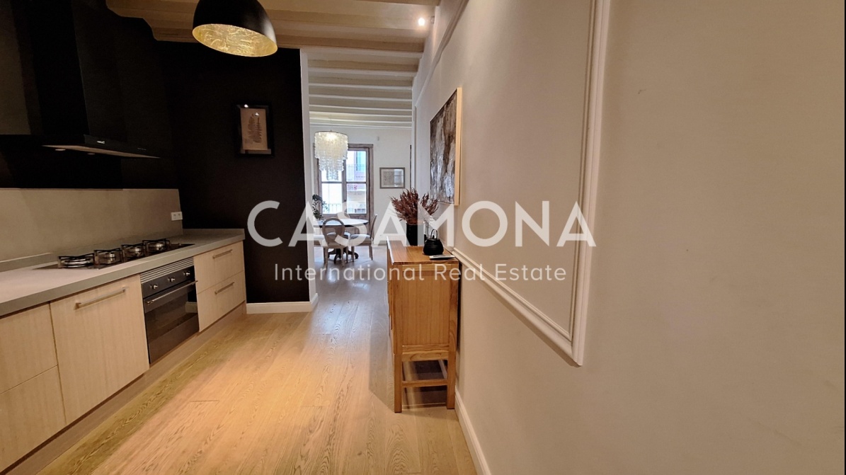 Charming Bohemian Hideaway with Balcony in the Heart of the Gothic Quarter