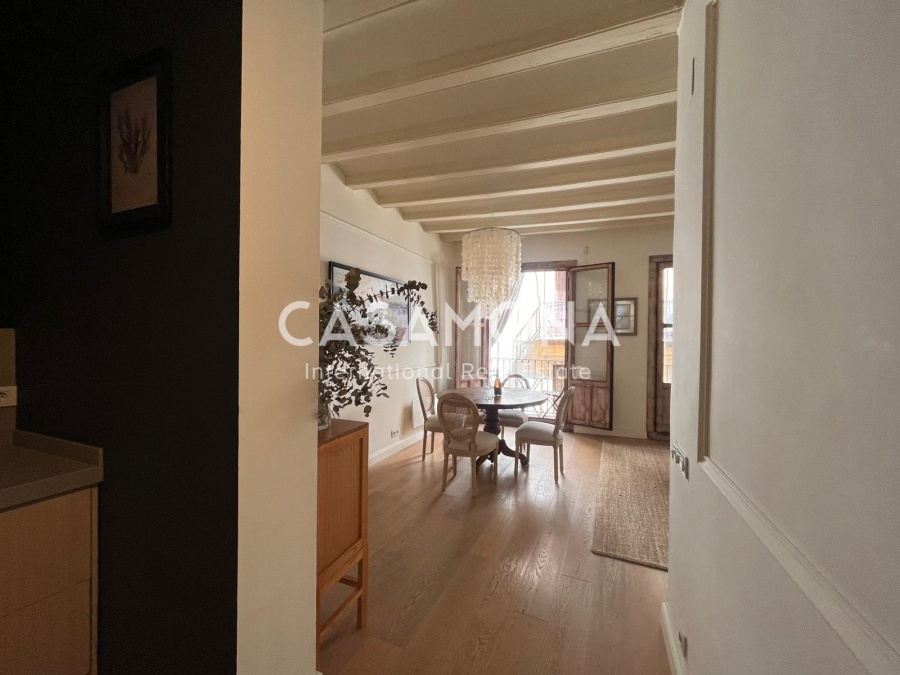 Charming Bohemian Hideaway with Balcony in the Heart of the Gothic Quarter