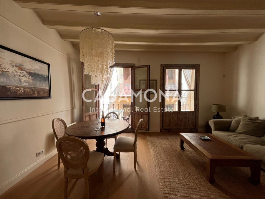 Charming Bohemian Hideaway with Balcony in the Heart of the Gothic Quarter