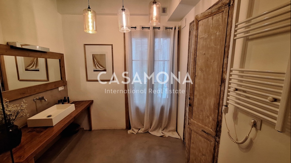 Charming Bohemian Hideaway with Balcony in the Heart of the Gothic Quarter