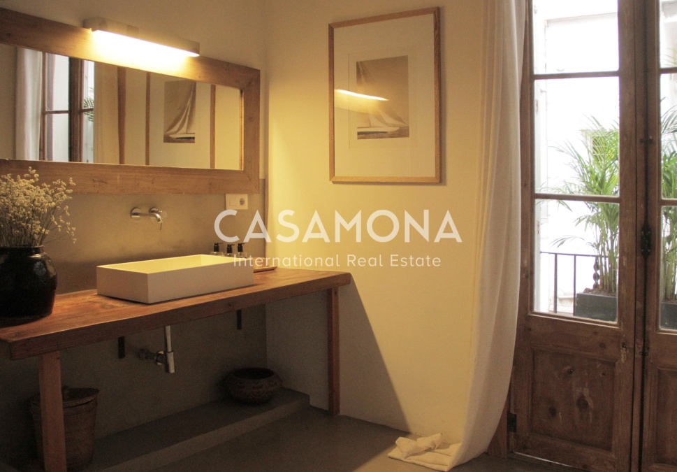 Charming Bohemian Hideaway with Balcony in the Heart of the Gothic Quarter