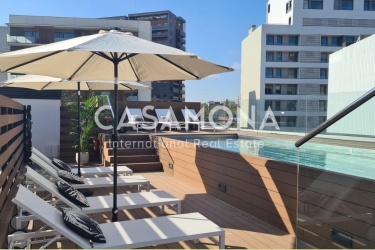 Loft brutaliste moderne avec terrasse privée et piscine communautaire à Poblenou