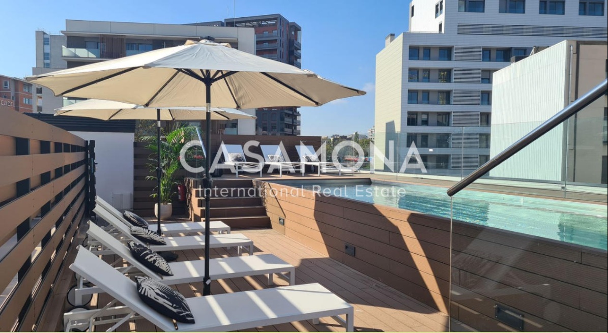 Loft brutalista modern amb terrassa privada i piscina comunitària al Poblenou Loft brutalista modern amb terrassa privada i piscina comunitària al Poblenou