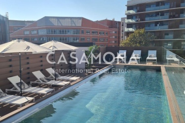 Loft brutaliste moderne avec terrasse privée et piscine communautaire à Poblenou