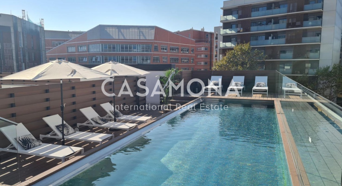Modernes brutalistisches Loft mit privater Terrasse und Gemeinschaftspool in Poblenou Modernes brutalistisches Loft mit privater Terrasse und Gemeinschaftspool in Poblenou