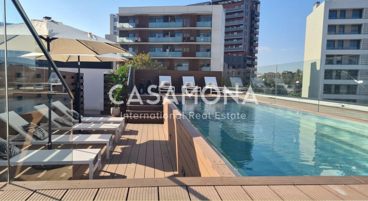 Loft brutalista modern amb terrassa privada i piscina comunitària al Poblenou Loft brutalista modern amb terrassa privada i piscina comunitària al Poblenou