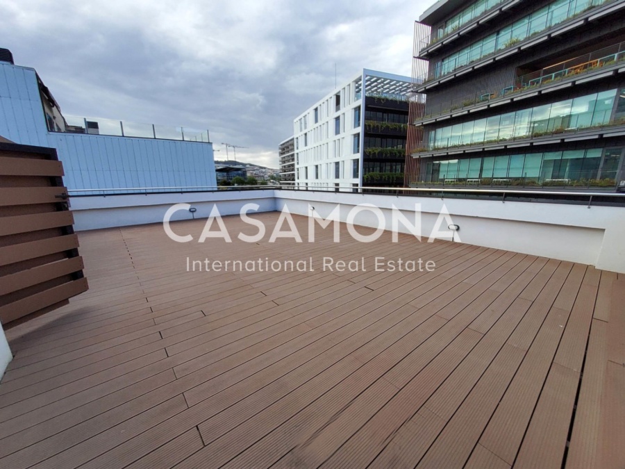 Loft brutalista modern amb terrassa privada i piscina comunitària al Poblenou Loft brutalista modern amb terrassa privada i piscina comunitària al Poblenou