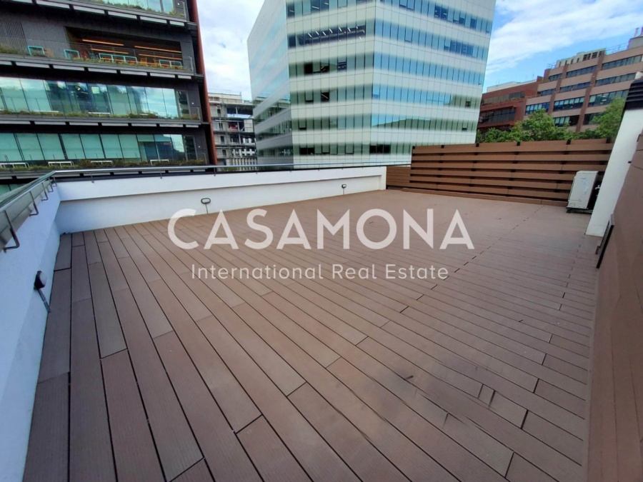 Modernes brutalistisches Loft mit privater Terrasse und Gemeinschaftspool in Poblenou Modernes brutalistisches Loft mit privater Terrasse und Gemeinschaftspool in Poblenou