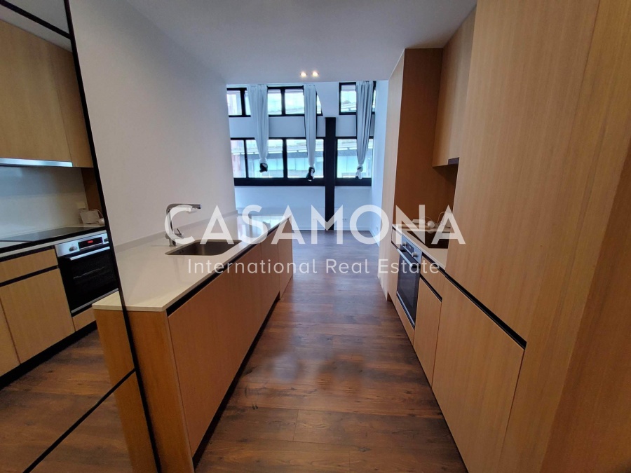 Loft brutaliste moderne avec terrasse privée et piscine communautaire à Poblenou