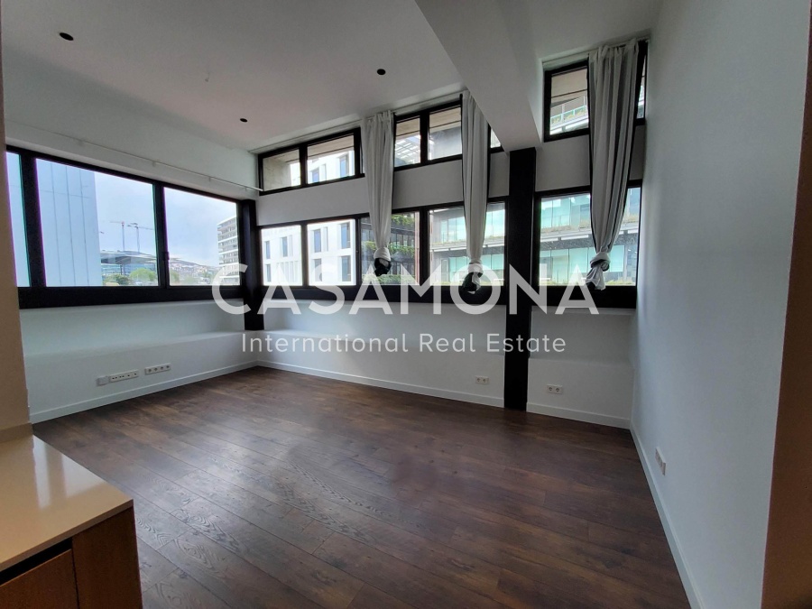 Loft brutalista modern amb terrassa privada i piscina comunitària al Poblenou Loft brutalista modern amb terrassa privada i piscina comunitària al Poblenou