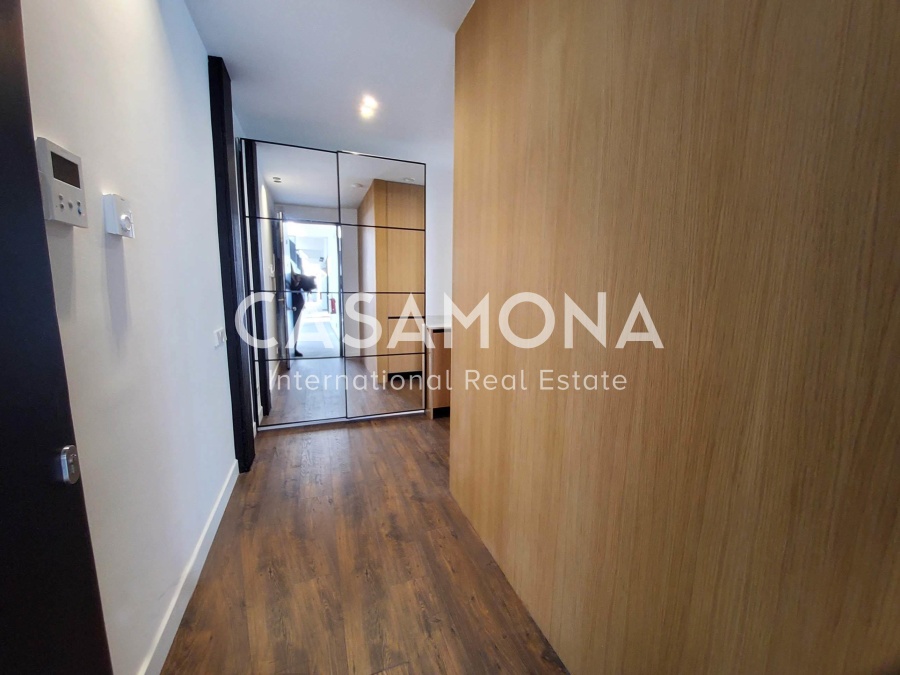 Loft brutaliste moderne avec terrasse privée et piscine communautaire à Poblenou
