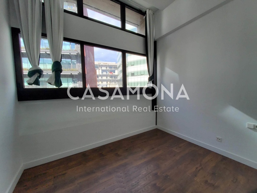Loft brutaliste moderne avec terrasse privée et piscine communautaire à Poblenou