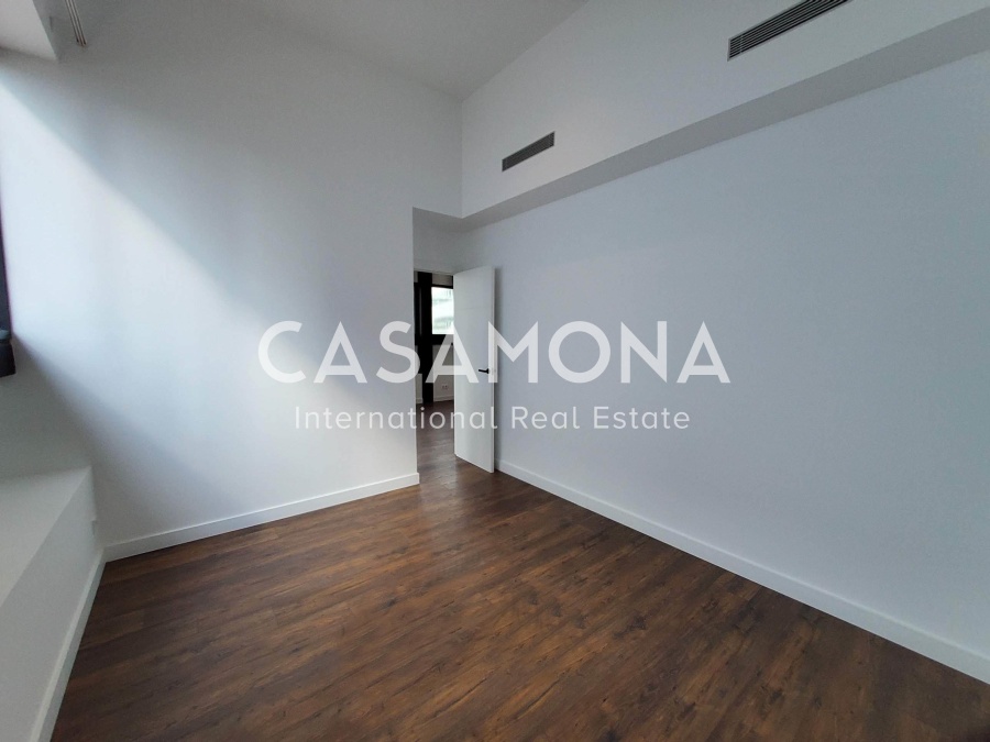 Loft brutaliste moderne avec terrasse privée et piscine communautaire à Poblenou