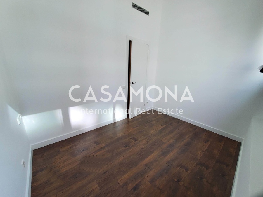 Loft brutaliste moderne avec terrasse privée et piscine communautaire à Poblenou