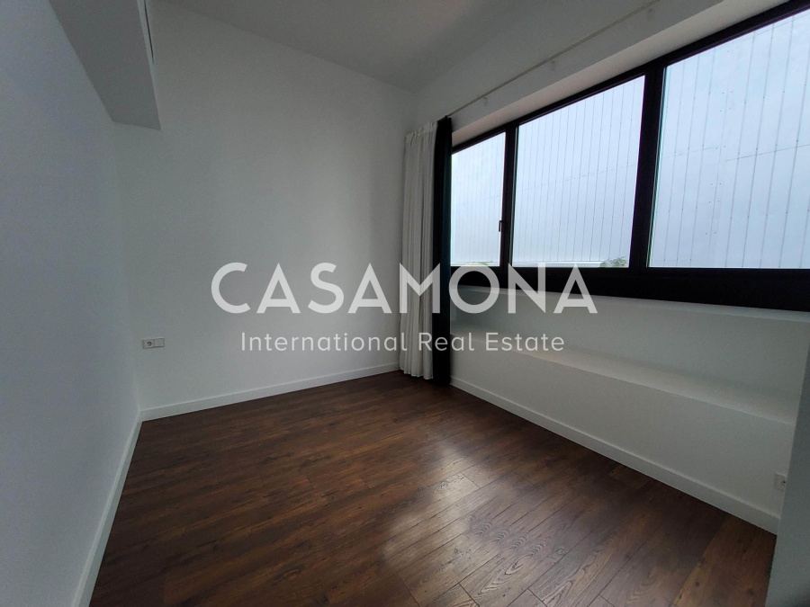 Loft brutaliste moderne avec terrasse privée et piscine communautaire à Poblenou