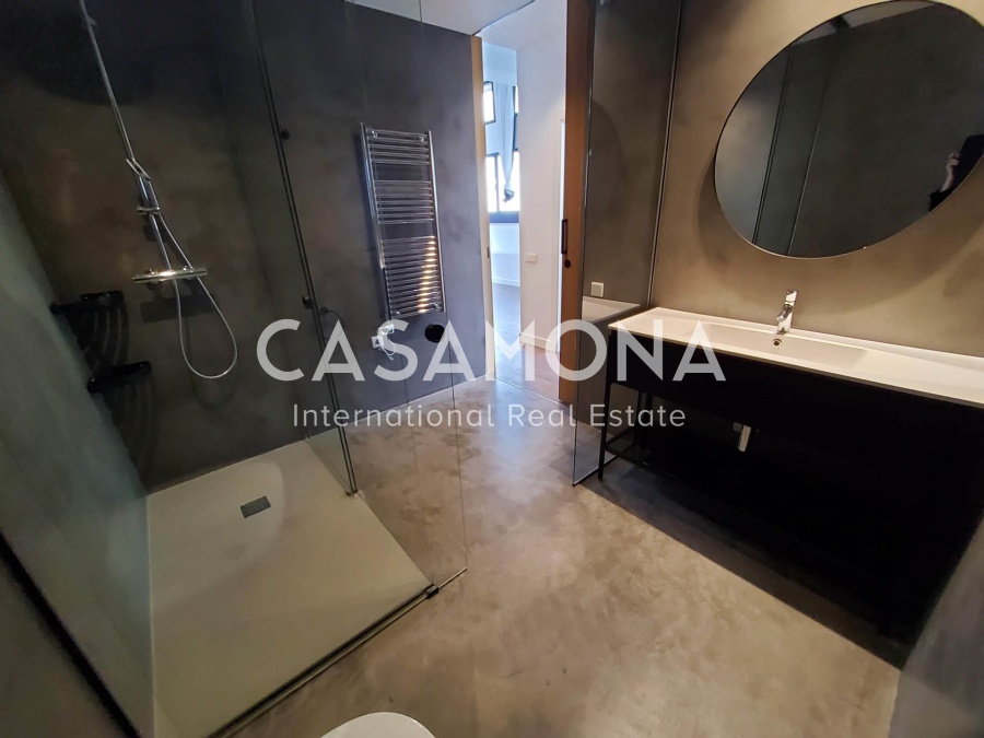 Loft brutaliste moderne avec terrasse privée et piscine communautaire à Poblenou