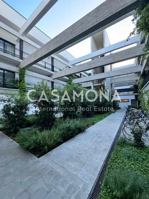 Loft brutaliste moderne avec terrasse privée et piscine communautaire à Poblenou