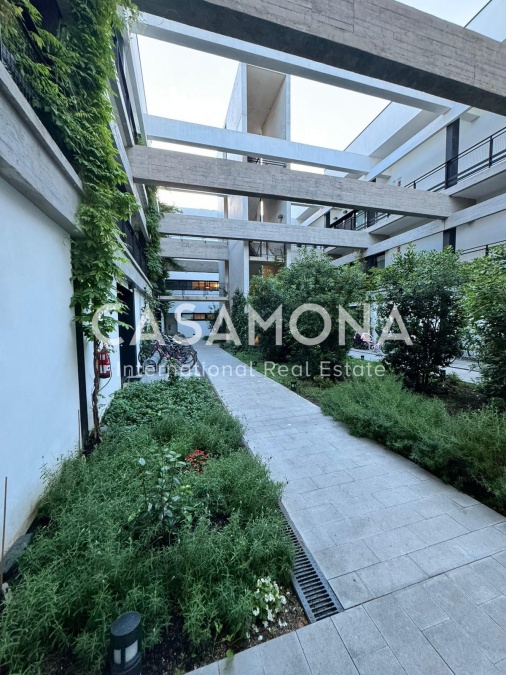 Loft brutaliste moderne avec terrasse privée et piscine communautaire à Poblenou