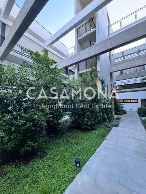 Loft brutalista modern amb terrassa privada i piscina comunitària al Poblenou Loft brutalista modern amb terrassa privada i piscina comunitària al Poblenou