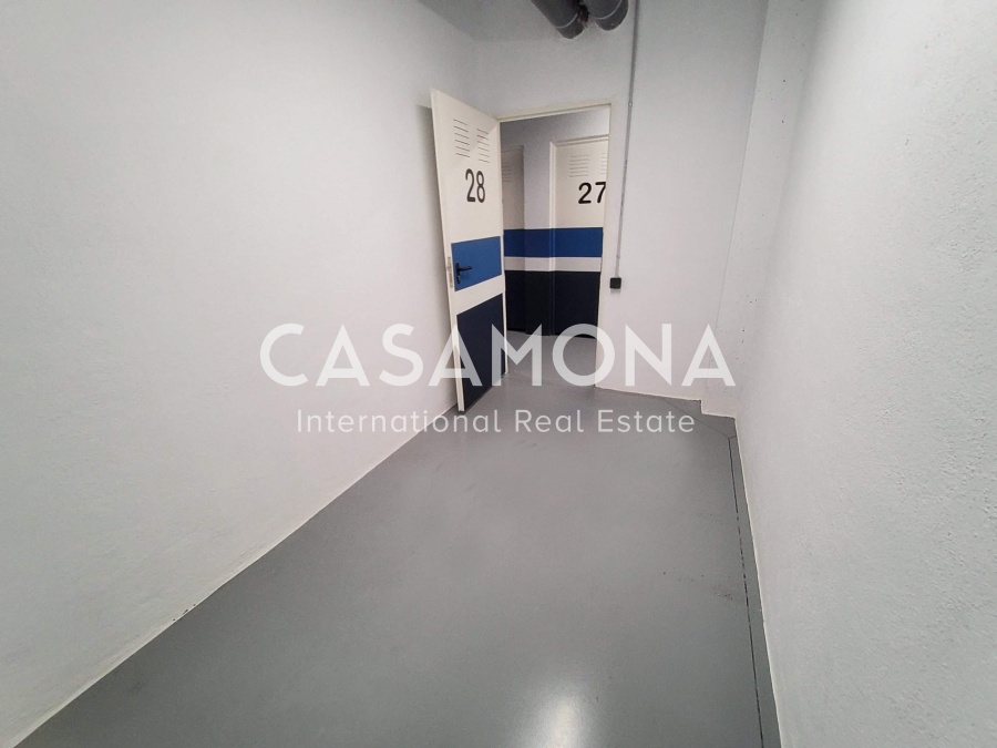 Loft brutaliste moderne avec terrasse privée et piscine communautaire à Poblenou