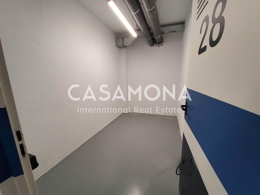 Loft brutaliste moderne avec terrasse privée et piscine communautaire à Poblenou