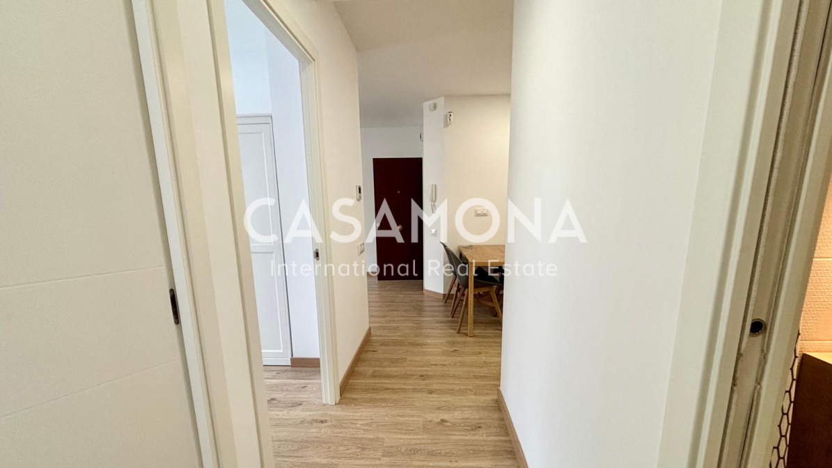 Volledig gerenoveerd appartement met 2 slaapkamers en een lift aan de parallelle Avenida