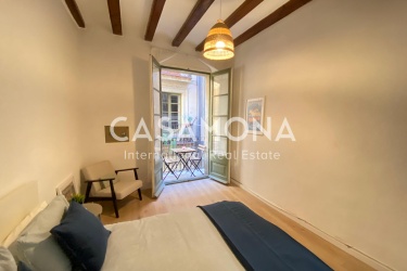 Chambre spacieuse avec balcon dans un appartement en colocation au cœur d'El Born
