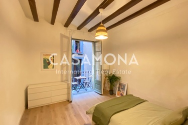 Bright & Spacious Room with Private Balcony in a Stylish El Born Co-Living Apartment