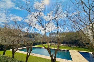 Luxurious 3 Bedroom Apartment with Pool Access and Garden in Vila Olímpica