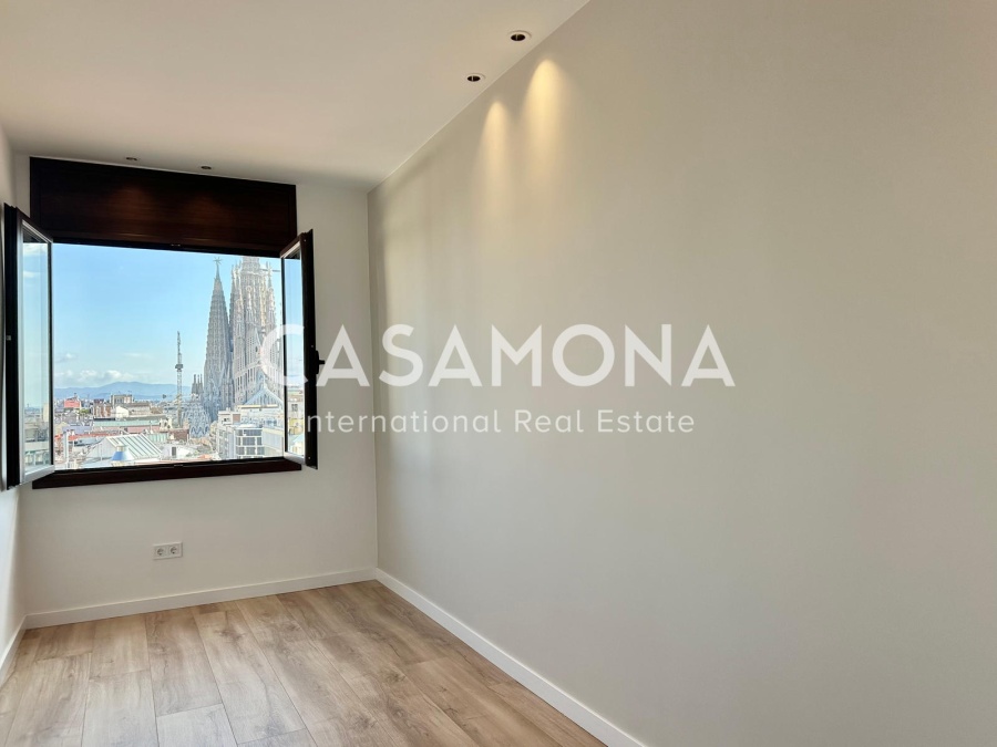 SOLD Luxurious apartment with panoramic views of the Sagrada Familia skyline.