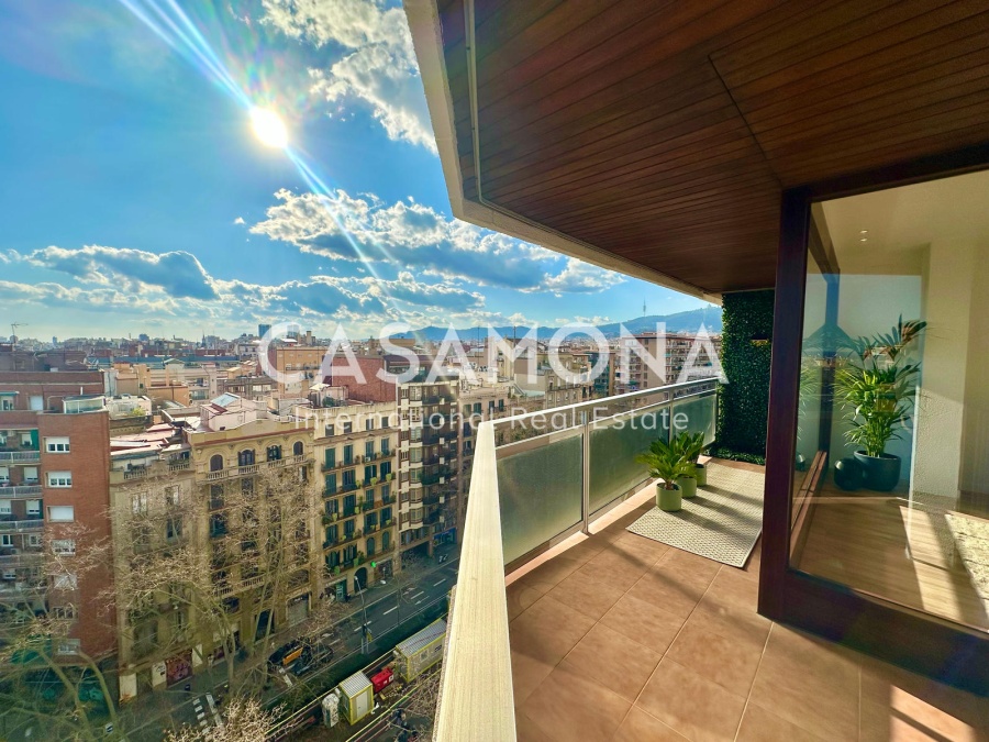 SOLD Luxurious apartment with panoramic views of the Sagrada Familia skyline.