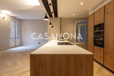 Volledig gerenoveerd modern appartement met 3 slaapkamers en 2 badkamers en balkon over een plein aan de Via Laietana