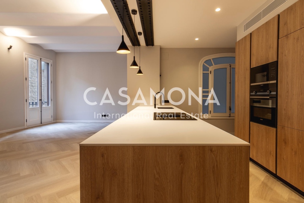 Komplett renoviertes, modernes Apartment mit 3 Schlafzimmern und 2 Bädern und Balkon über einem Platz in der Via Laietana